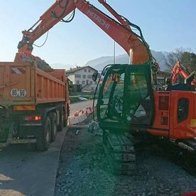 une pelleteuse remplit un camion